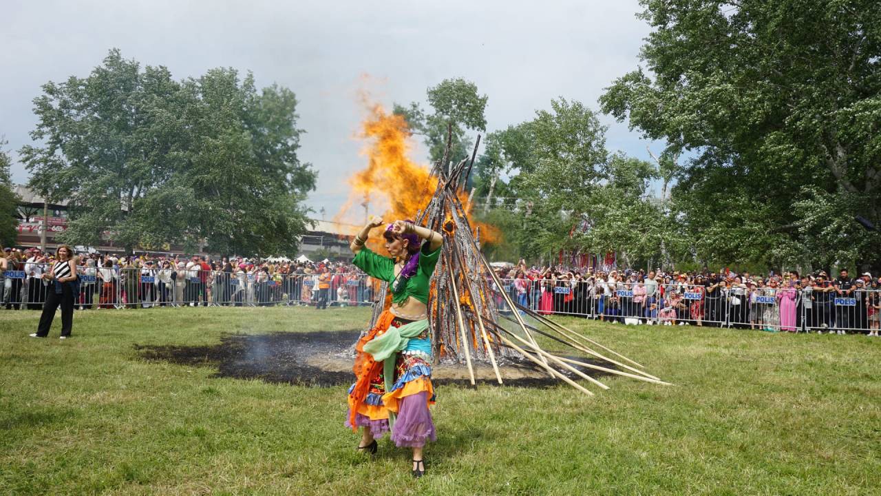 Balkanların ortak ruhu Edirne’de buluşuyor. Kakava ateşi neden yanır? Babafingo efsanesi nedir? Davul zurnadan Roma havasına, Sarayiçi’ndeki bu eşsiz festivalin hikayesine ortak olun.